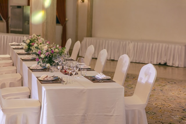 Jak hotel oferuje pakiety weselne dopasowane do potrzeb młodej pary?