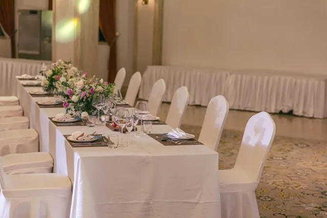 Jak hotel oferuje pakiety weselne dopasowane do potrzeb młodej pary?