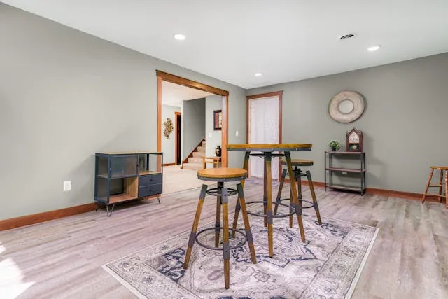 Czy ekskluzywne meble pasują do surowych, prostych przestrzeni?