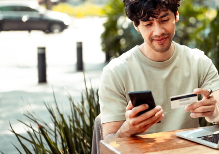 W jaki sposób porównać materiały wykorzystane w meblach online z ich odpowiednikami w salonach stacjonarnych?